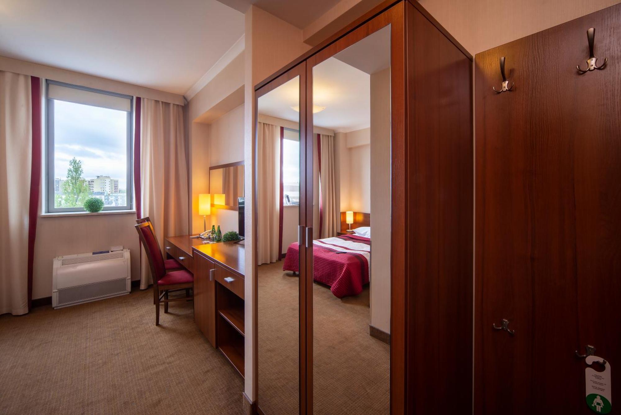 Hotel Dal Kielce Eksteriør billede